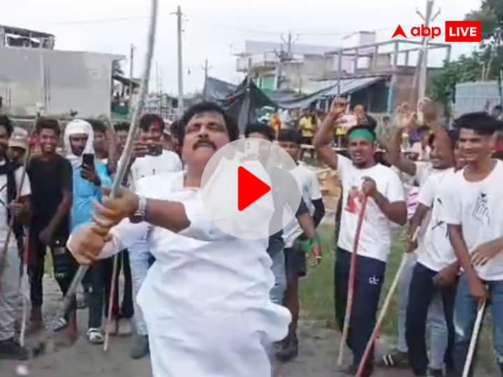 Bihar Saharsa Anand Mohan Stunt With Stick on Muharram See Video of Former MP ann Watch: मुहर्रम पर लाठी लेकर मैदान में उतरे आनंद मोहन, पूर्व सांसद के इस VIDEO को नहीं देखा तो कुछ नहीं देखा