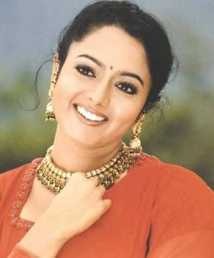 लेकिन इस एक्ट्रेस के साथ एक ऐसी दर्दनाक ट्रेजेडी हुई कि वो महज 31 साल की उम्र में दुनिया को अलविदा कर गईं. दरअसल फिल्म इंडस्ट्री में नाम कमाने के बाद सौंदर्या ने राजनीति में कदम रखा था. सौंदर्या ने बीजेपी में शामिल होकर एक्टिव पॉलिटिक्स शुरू की थी. पार्टी की एक रैली के लिए वो प्राइवेट प्लेन से करीमनगर जा रही थीं. इसी दौरान हुए क्रैश में सौंदर्या का निधन हो गया था.