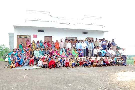 Weird News: ਇੱਥੇ ਇੱਕ ਹੀ ਪਰਿਵਾਰ ਦੇ 90 ਮੈਂਬਰਾਂ ਦਾ ਹੈ ਸਾਰਾ ਪਿੰਡ, ਮੁੱਖੀ ਦੇ ਨਾਂ ਨਾਲ ਹੁੰਦੀ ਹੈ ਪਿੰਡ ਦੀ ਪਛਾਣ whole village is of 90 members of same family the village is identified by the name of the chief Weird News: ਇੱਥੇ ਇੱਕ ਹੀ ਪਰਿਵਾਰ ਦੇ 90 ਮੈਂਬਰਾਂ ਦਾ ਹੈ ਸਾਰਾ ਪਿੰਡ, ਮੁੱਖੀ ਦੇ ਨਾਂ ਨਾਲ ਹੁੰਦੀ ਹੈ ਪਿੰਡ ਦੀ ਪਛਾਣ