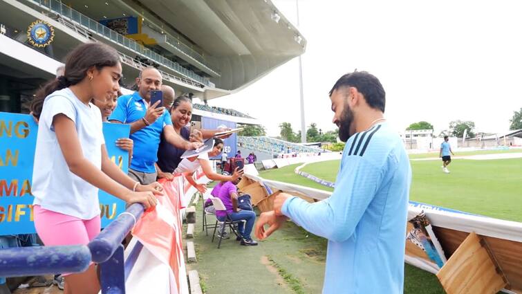 IND vs WI: Virat Kohli makes headlines with his gesture to young fan during 2nd ODI IND vs WI: মাঠে না নেমেও শিরোনামে কোহলি, নিজের ব্যবহারে জিতলেন ছোট্ট সমর্থকের মন