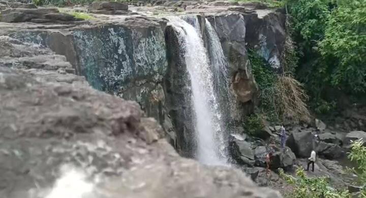 डोंगरदऱ्यात असल्याने आणि आजुबाजुला निसर्गरम्य परिसर असल्याने पर्यटकांसाठी हा धबधबा पर्यटनस्थळ बनले आहे.