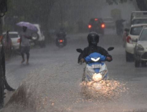 आजही राज्याच्या विविध भागात मुसळधार पावसाचा इशारा देण्यात आला आहे.