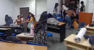 Viral Video: ਦੋ ਕੁੜੀਆਂ ਲੜਕੇ ਲਈ ਕਲਾਸ ਵਿੱਚ ਲੜਦੀ ਆਈ ਨਜ਼ਰ! ਜ਼ਮੀਨ 'ਤੇ ਪਾ ਕੇ ਕੁੱਟਿਆ, ਤਮਾਸ਼ਾ ਦੇਖਦੇ ਰਹੇ ਦੋਸਤ