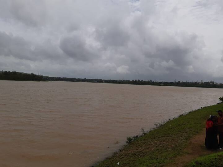 कळंबा तलावाच्या सांडव्यावरुन पाणी बाहेर पडल्याने पर्यटकांनी मोठी गर्दी केली आहे.