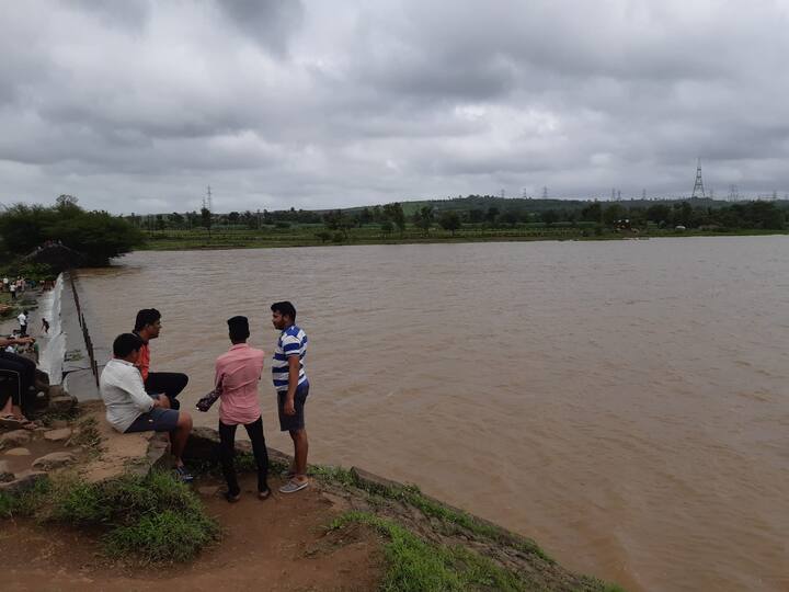 तलाव कोरडा पडल्याने पाणीटंचाईला सामोरे जावे लागले होते.