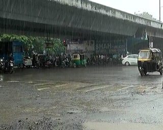 Surat Rain: હવામાન વિભાગની આગાહી વચ્ચે સુરતમાં શરૂ થયો વરસાદ