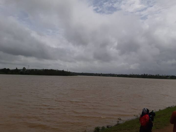 पात्र, कोरडे गाळही काढण्यात आला आहे, त्यामुळे पाणीसाठा आणखी वाढला आहे.