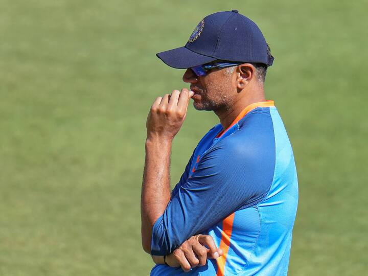 IND vs WI 2nd ODI after Indian team lost second ODI against west Indies fans trend Sack Dravid on Twitter see reaction IND vs WI: वेस्टइंडीज़ से हार के बाद राहुल द्रविड़ पर भड़के फैंस, ट्विटर पर चला हेड कोच को बर्खास्त करने का ट्रेंड