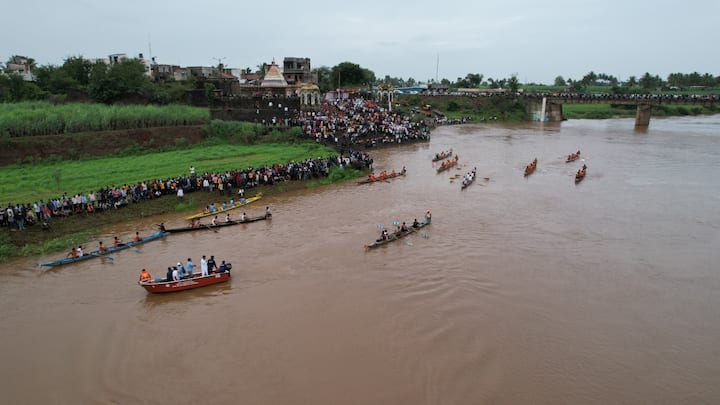 दरवर्षीप्रमाणे यंदाही पावसाळ्यात कृष्णा नदी दुथडी भरुन वाहत आहे. या स्पर्धेमध्ये सांगली आणि कोल्हापूर जिल्ह्यातल्या 11 होडी स्पर्धकांनी सहभाग घेतला होता.