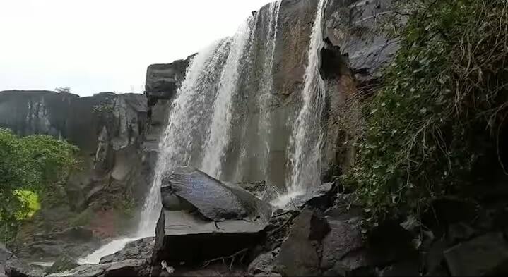 अत्यंत दुर्गम भागात असलेला या धबधब्याच्या जागी सुविधा निर्माण केल्यास पावसाळी पर्यटनाचे हे एक चांगले ठिकाण होऊ शकते, मात्र प्रशासनाचे त्याकडे दुर्लक्ष होताना दिसतय.