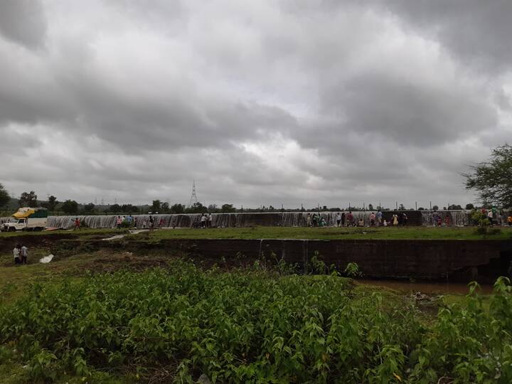 गेल्या अनेक दिवसांपासून चिंता लागून राहिलेला कोल्हापूर शहराला लागून असलेला कळंबा तलाव अखेर भरला आहे.