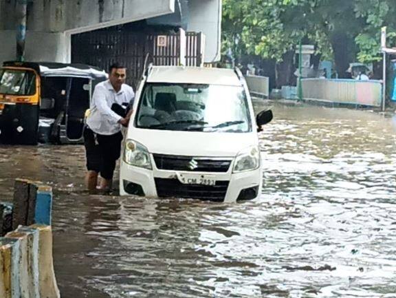 मुंबईसह ठाणे परिसरात जोरदार पाऊस झाला आहे.