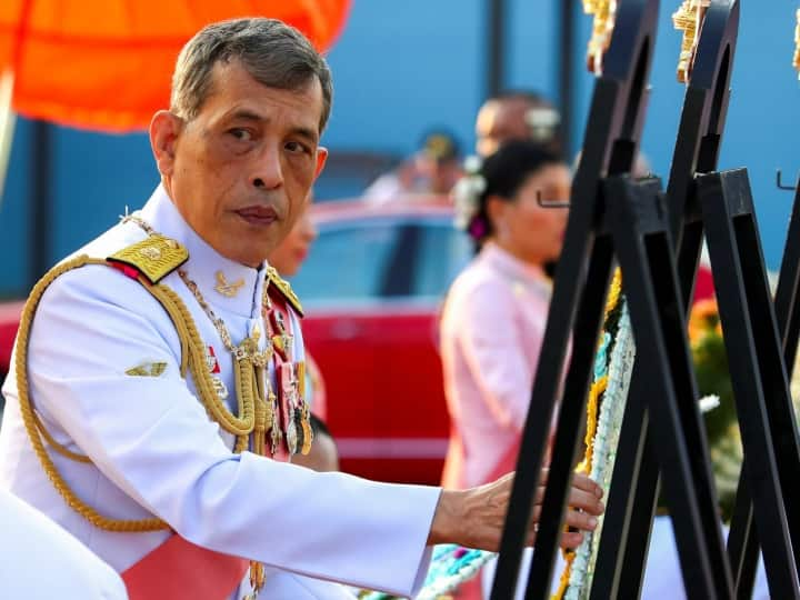 Thailand king Maha Vajiralongkorn net worth over 3 lakh crore 38 aircraft 16000 acre land know everythings कलयुग का कुबेर: हजारों एकड़ जमीन, लाखों करोड़ की दौलत और पार्किंग में खड़े हैं दर्जनों विमान!