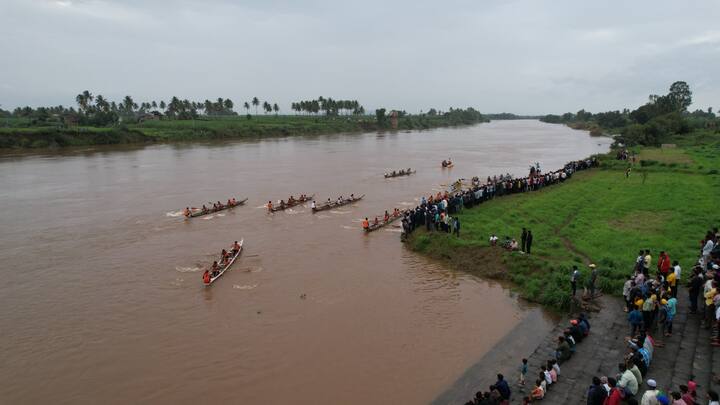 होडी शर्यतीमध्ये विजेत्या संघांना सांगली महापालिकेचे आयुक्त सुनील पवार आणि इतर मान्यवरांच्या रोख रक्कम आणि पारितोषिक देऊन गौरविण्यात आले