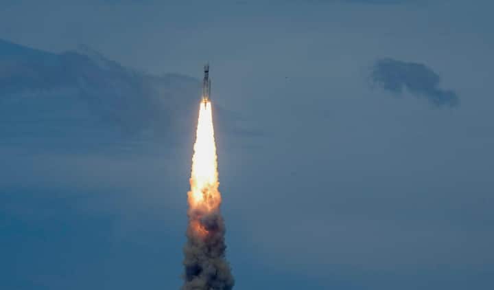 त्यासाठी इस्रोच्या PSLV-C56 रॉकेटद्वारे सिंगापूरच्या DS-SAR आणि इतर 6 उपग्रहांचे प्रक्षेपण करण्यात आले आहे.