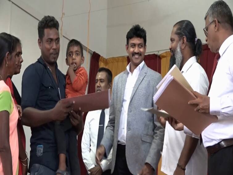 Sri Lanka: 700 Tamil families were given land license deed in Verugal Division Secretariat இலங்கையின் நீண்டகால நில உரிமை போராட்டம்.. 700 குடும்பங்களுக்கு பத்திரம் வழங்கிய ஆளுநர் செந்தில் தொண்டமான்!