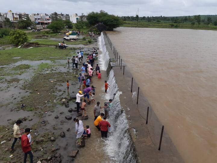 आज रविवार असल्याने सांडव्यावरुन पडणाऱ्या पाण्याचा आनंद घेण्यासाठी गर्दी झाली आहे.