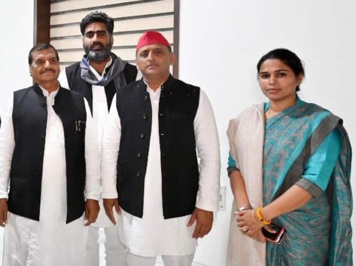 Uttar Pradesh two SP MLA Indrajeet Saroj and Pooja Pal are likely to join BJP soon Lok Sabha Elections: अखिलेश यादव को बीजेपी दे सकती है एक और झटका! पूजा पाल के बाद अब इस सपा विधायक के पाला बदलने की खबर