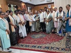 మణిపూర్‌ గవర్నర్‌ని కలిసిన విపక్ష ఎంపీలు, పరిస్థితులు అదుపులోకి తీసుకురావాలని విజ్ఞప్తి