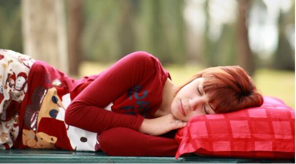 সমস্যাটা কি চেনা? অনেকেই হয়তো জবাবে বলবেন, হ্যাঁ। কিন্তু কেন হয় এরকম? ডাক্তাররা জানাচ্ছেন, নেপথ্যে অনেক কারণ থাকতে পারে। তবে বেশ কিছু ক্ষেত্রে দেখা যায়, আমাদেরই কিছু অভ্যাস ঘুমের পথে বাধা হয়ে দাঁড়ায়।