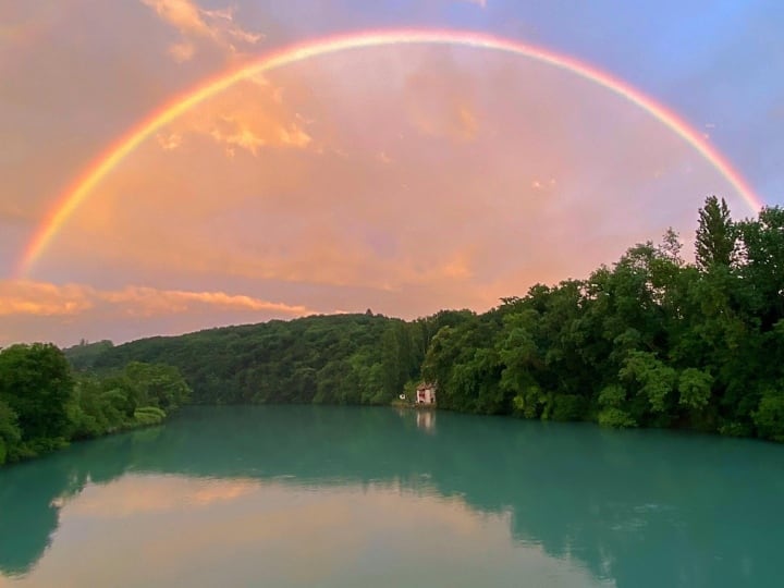 Why rainbow always appears in the shape of half circle know about its real shape क्या गोल भी होता है इंद्रधनुष? इसकी असली शेप क्या होती है? देखिए कंप्लीट राउंड शेप में ये कैसा दिखता है