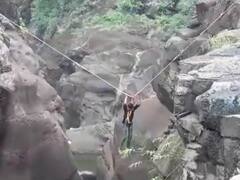 खतरनाक चट्टान पर खड़े होकर सेल्फी ले रहा था शख्स, फिसला पैर, 200 फीट नीचे खाई में गिरा- Video