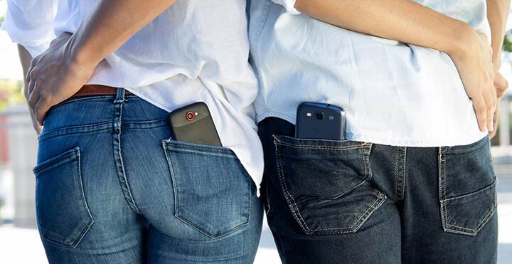 ਕਿਹੜੀ ਜੇਬ ਵਿੱਚ ਫ਼ੋਨ ਰੱਖਣਾ ਬਿਹਤਰ : ਫ਼ੋਨ ਨੂੰ ਕਿਸੇ ਵੀ ਜੇਬ ਵਿੱਚ ਨਾ ਰੱਖੋ ਜਿੱਥੋਂ ਤੁਹਾਡੇ ਨਾਜ਼ੁਕ ਹਿੱਸੇ ਫ਼ੋਨ ਦੇ ਬਹੁਤ ਨੇੜੇ ਹੋਣ। ਫ਼ੋਨ ਰੱਖਣ ਦਾ ਬਿਹਤਰ ਤਰੀਕਾ ਇਹ ਹੈ ਕਿ ਇਸਨੂੰ ਪਰਸ ਜਾਂ ਬੈਗ ਵਿੱਚ ਰੱਖੋ। ਜੇਕਰ ਤੁਸੀਂ ਅਜਿਹਾ ਨਹੀਂ ਕਰ ਸਕਦੇ ਤਾਂ ਤੁਹਾਨੂੰ ਇਸਨੂੰ ਪਿਛਲੀ ਜੇਬ ਵਿੱਚ ਰੱਖਣਾ ਚਾਹੀਦਾ ਹੈ।