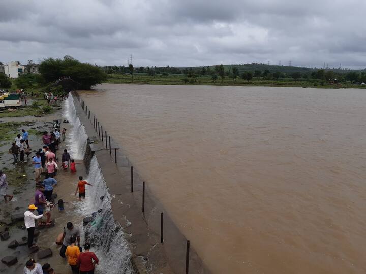 कळंबा तलाव परिसरात गर्दी वाढल्याने बंदोबस्तही तैनात करण्यात आला आहे.