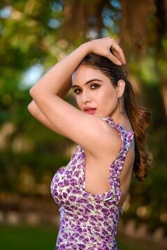 Neha Malik: ਰਿਵੀਲਿੰਗ ਡੀਪਨੇਕ ਆਊਟਫਿਟ ਵਿੱਚ ਨੇਹਾ ਮਲਿਕਾ ਨੇ ਫਲਾਂਟ ਕੀਤਾ ਕਲੀਵੇਜ, ਬੋਲਡ ਅੰਦਾਜ਼ ਦੇਖ ਪ੍ਰਸ਼ੰਸਕਾਂ ਨੂੰ ਆਇਆ ਪਸੀਨਾ