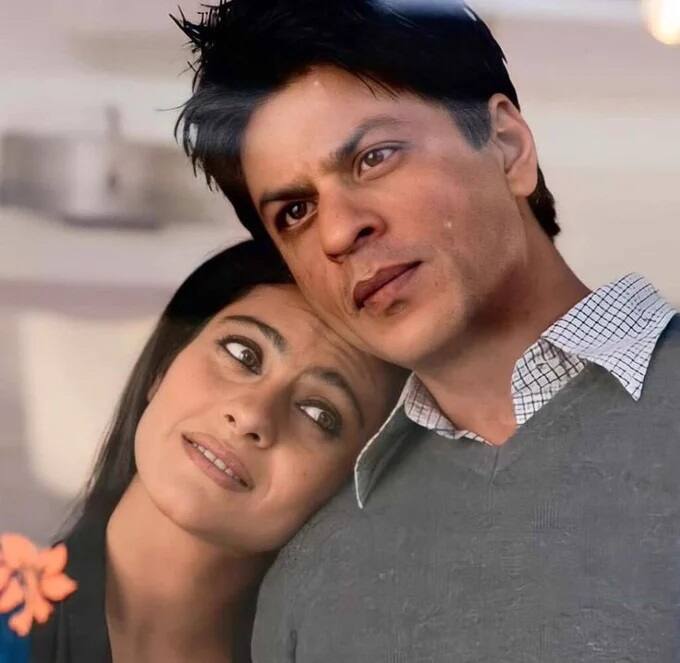 दरअसल एक बार काजोल ने इस बात खुलासा खुद किया था कि अगर वो शाहरुख खान को कभी मैसेज करेंगी तो वो उनका कत्ल भी कर सकते हैं. दरअसल काजोल ने एक इंटरव्यू में ये कहा था कि, शाहरुख मेरी लाइफ में उन इंसानों में से एक हैं जिसे मैं आधी रात को भी फोन करूंगी, तो वो जरूर उठाएंगे.