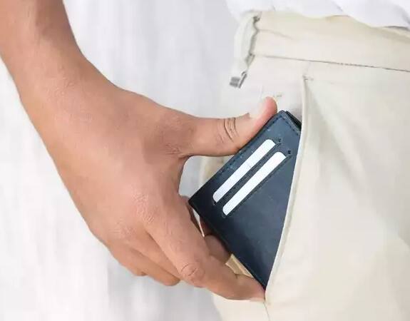 ਜੇਬ 'ਚ ਫ਼ੋਨ ਰੱਖਣਾ ਸਿਹਤ ਲਈ ਹਾਨੀਕਾਰਕ : ਸਿਹਤ ਮਾਹਿਰਾਂ ਮੁਤਾਬਕ, ਜਦੋਂ ਤੁਸੀਂ ਵਾਇਰਲੈੱਸ ਨੈੱਟਵਰਕ ਨਾਲ ਜੁੜੇ ਫ਼ੋਨ ਨੂੰ ਆਪਣੀ ਜੇਬ ਵਿੱਚ ਰੱਖਦੇ ਹੋ ਤਾਂ ਸਰੀਰ 2 ਤੋਂ 7 ਗੁਣਾ ਰੇਡੀਏਸ਼ਨ ਦੇ ਸੰਪਰਕ ਵਿੱਚ ਆਉਂਦਾ ਹੈ। ਦੱਸ ਦੇਈਏ ਕਿ ਫੋਨ ਰੇਡੀਏਸ਼ਨ ਨੂੰ ਵੀ ਕੈਂਸਰ ਦਾ ਕਾਰਨ ਮੰਨਿਆ ਜਾਂਦਾ ਹੈ। ਤੁਹਾਨੂੰ ਇਹ ਜਾਣ ਕੇ ਹੈਰਾਨੀ ਹੋਵੇਗੀ ਕਿ ਇਹ ਰੇਡੀਏਸ਼ਨ ਤੁਹਾਡੇ ਡੀਐਨਏ ਦੀ ਬਣਤਰ ਨੂੰ ਵੀ ਬਦਲ ਸਕਦੀ ਹੈ। ਇਸ ਕਾਰਨ ਨਪੁੰਸਕਤਾ ਦਾ ਖ਼ਤਰਾ ਰਹਿੰਦਾ ਹੈ। ਦੂਜੇ ਪਾਸੇ ਜੇਕਰ ਕਮੀਜ਼ ਦੀ ਉਪਰਲੀ ਜੇਬ 'ਚ ਰੱਖਿਆ ਜਾਵੇ ਤਾਂ ਦਿਲ ਨਾਲ ਜੁੜੀਆਂ ਸਮੱਸਿਆਵਾਂ ਹੋ ਸਕਦੀਆਂ ਹਨ। ਫੋਨ ਨੂੰ ਪੈਂਟ ਦੀ ਜੇਬ 'ਚ ਰੱਖਣ ਨਾਲ ਇਸ ਦਾ ਰੇਡੀਏਸ਼ਨ ਤੁਹਾਡੀਆਂ ਹੱਡੀਆਂ ਖਾਸ ਕਰਕੇ ਕਮਰ ਦੀਆਂ ਹੱਡੀਆਂ ਨੂੰ ਕਮਜ਼ੋਰ ਕਰ ਸਕਦਾ ਹੈ।