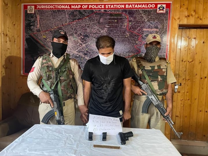 Jammu-Kashmir: श्रीनगर में पकड़ा गया अल-बद्र से जुड़ा हाइब्रिड आतंकी, हथियार और गोला-बारूद बरामद