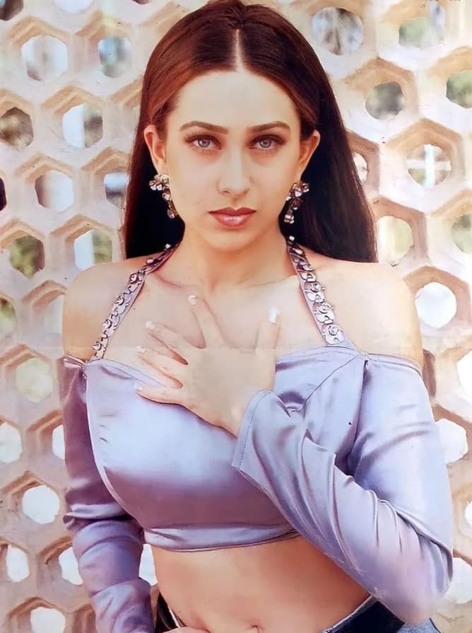 Karisma Kapoor Kissa: બોલિવૂડ અભિનેત્રી કરિશ્મા કપૂર ભલે એક્ટિંગમાં એક્ટિવ નથી પરંતુ તે 90ના દાયકામાં ઈન્ડસ્ટ્રી પર રાજ કરતી હતી. આજે અમે તમને અભિનેત્રી સાથે જોડાયેલો એક રસપ્રદ ઘટના જણાવી રહ્યા છીએ