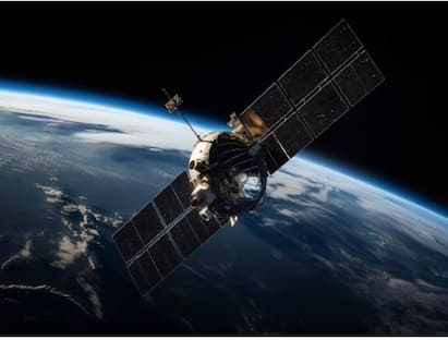 Satellite Speed In orbit: ਜਦੋਂ ਵੀ ਕੋਈ ਉਪਗ੍ਰਹਿ ਧਰਤੀ ਤੋਂ ਛੱਡਿਆ ਜਾਂਦਾ ਹੈ, ਇਹ ਬਹੁਤ ਤੇਜ਼ ਰਫ਼ਤਾਰ ਨਾਲ ਉੱਪਰ ਜਾਂਦਾ ਹੈ ਅਤੇ ਫਿਰ ਪੁਲਾੜ ਵਿੱਚ ਯਾਤਰਾ ਕਰਦਾ ਹੈ। ਕੀ ਤੁਸੀਂ ਜਾਣਦੇ ਹੋ ਕਿ ਇਸਦੀ ਸਪੀਡ ਕਿੰਨੀ ਹੈ?