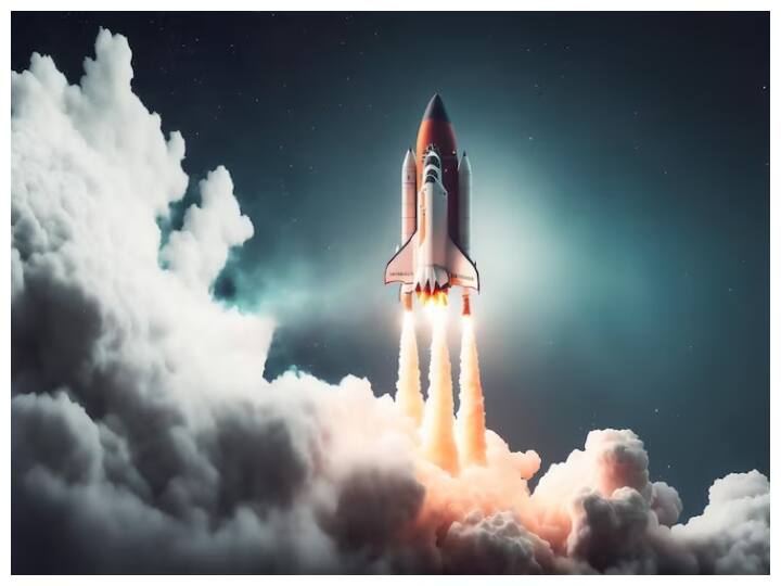 अगर स्पीड को पृथ्वी के चक्कर के हिसाब से देखें तो अगर ये पूरे दिन पृथ्वी के चारों ओर घूमता है तो ये एक दिन में पूरी पृथ्वी के 14 बार चक्कर लगा लेता है.