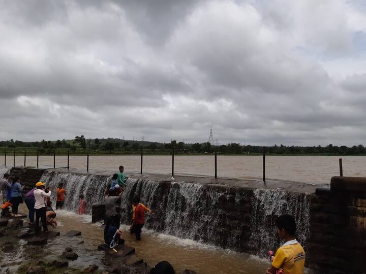 गेल्या आठवडाभरापासून झालेल्या पावसाने तलावाच्या पाण्यात वेगाने वाढ झाली.