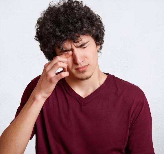 ਜੇਕਰ ਤੁਸੀਂ ਵੀ ਰੋਜ਼ਾਨਾ ਪਬਲਿਕ ਟਰਾਂਸਪੋਰਟ ਦੀ ਵਰਤੋਂ ਕਰਦੇ ਹੋਏ ਦਫ਼ਤਰ 'ਚ ਅੱਪ-ਡਾਊਨ ਕਰਦੇ ਹੋ, ਤਾਂ ਤੁਹਾਡੇ ਲਈ ਆਪਣਾ ਧਿਆਨ ਰੱਖਣਾ ਬਹੁਤ ਜ਼ਰੂਰੀ ਹੈ। ਆਓ ਜਾਣਦੇ ਹਾਂ ਕੁਝ ਅਜਿਹੇ ਟਿਪਸ ਜਿਨ੍ਹਾਂ ਦੀ ਮਦਦ ਨਾਲ ਤੁਸੀਂ ਸਫਰ ਦੌਰਾਨ ਅੱਖਾਂ ਦੇ ਫਲੂ ਤੋਂ ਆਪਣੇ ਆਪ ਨੂੰ ਬਚਾ ਸਕਦੇ ਹੋ।