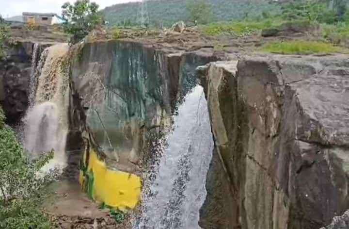 नांदेडच्या माहूर शहरापासून 12 किलोमिटर अंतरावर असलेला शेख फरीद वझरा धबधबा ओसंडून वाहत आहे.