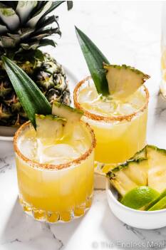 Pineapple Margarita : जर तुम्हाला वीकेंड खास पद्धतीने साजरा करायचा असेल तर हे खास पेय घरीच बनवा.
