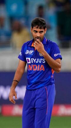 तेज़ गेंदबाज़ Bhuvneshwar Kumar करने वाले हैं क्रिकेट को अलविदा? वायरल हो रहा Insta Bio | Sports LIVE