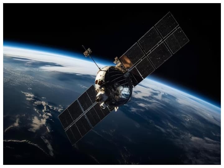 Satellite Speed In orbit: जब भी धरती से कोई सैटेलाइट छोड़ा जाता है तो वो काफी स्पीड से ऊपर जाता है और फिर स्पेस में ट्रैवल करता है. क्या आप जानते हैं इसकी ये स्पीड कितनी होती है?