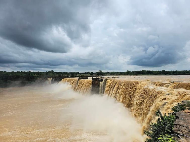 Chhattisgarh chitrkot waterfalls mini niyagra tourism department tourists indravati river ANN Chhattisgarh News: बारिश के मौसम में बढ़ी देश के 'मिनी नियाग्रा' की खूबसूरती, नजारा देखने हजारों की संख्या में जुट रहे पर्यटक