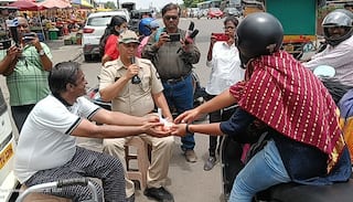 Pune news :  पुणे तिथे काय उणे! हेल्मेट घालणाऱ्याला पाव किलो टॉमॅटो अन् नसणाऱ्याला वांगं; ड्रायव्हिंग स्कूलची मोहीम नेमकी काय?
