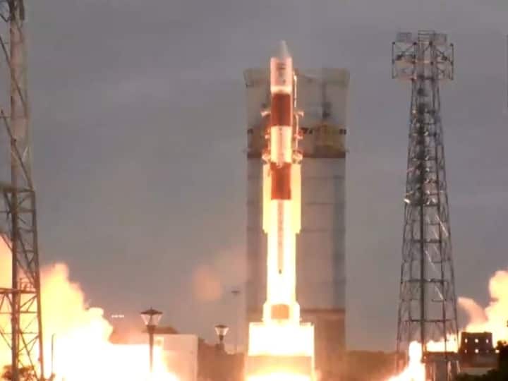 isro launches 7 satellites of Singapore by pslv c56 rocket from sriharikota ISRO ने भरी सफलता की एक और उड़ान, सिंगापुर के 7 सैटेलाइट्स किए लॉन्च, महीने भर में दूसरा सफल मिशन