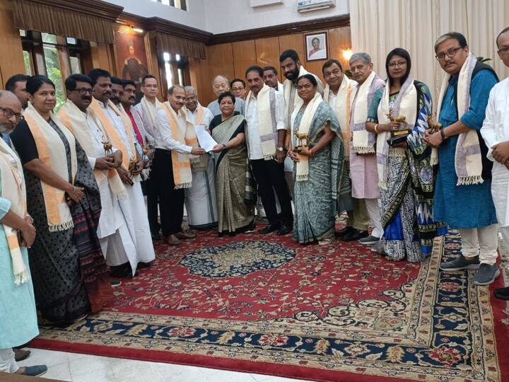 The 21 members of opposition's INDIA bloc submitted a memorandum to Manipur Governor Anusuiya Uikey, urging her to restore peace in the state (Source: ANI)