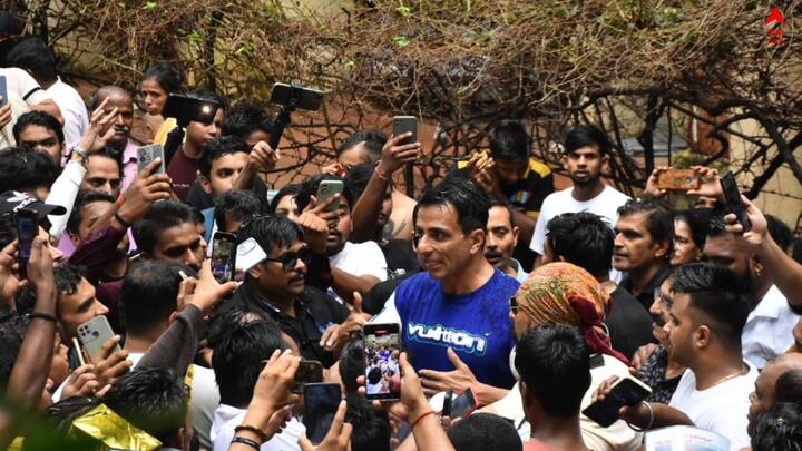 কোভিড পরিস্থিতি হোক কিংবা করমণ্ডল এক্সপ্রেস দুর্ঘটনাই হোক, সাধারণ মানুষের পাশে বারবার সোনু সুদকে দেখতে পাওয়া গিয়েছে।