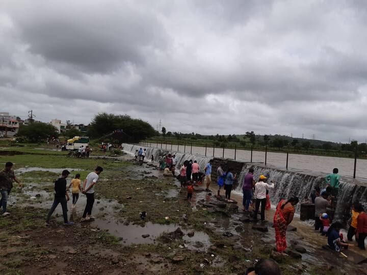 गेल्या वर्षीपेक्षा जवळपास आठ दिवसांनी तलाव उशिरा ओव्हर फ्लो झाला आहे.