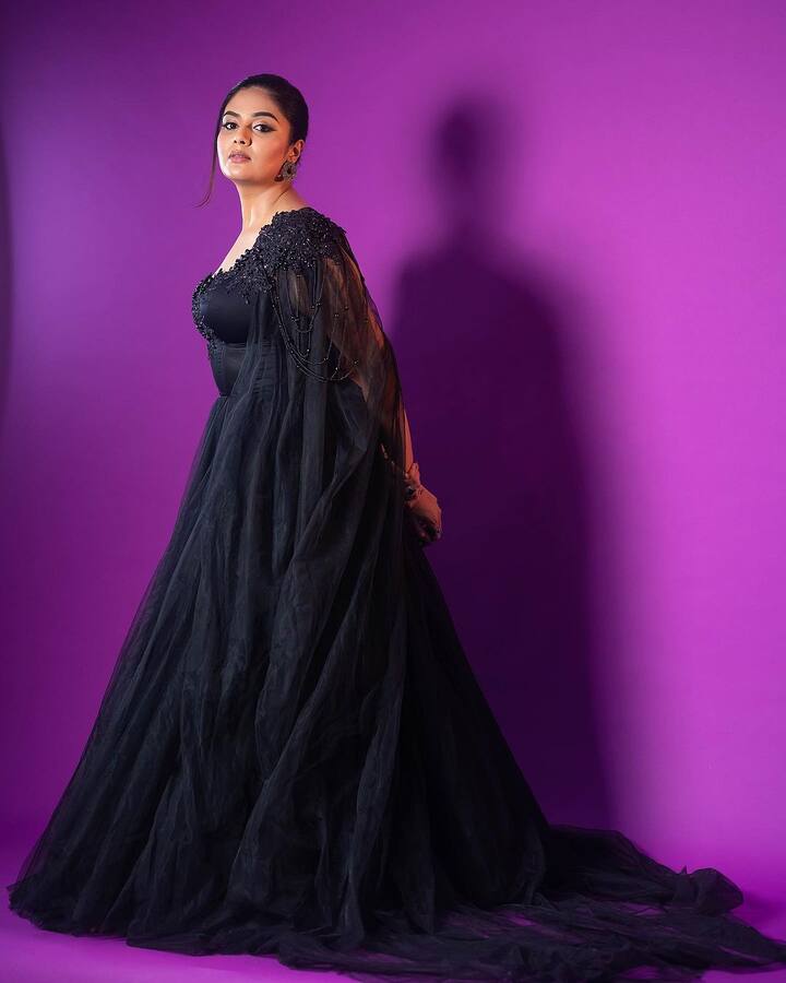 శ్రీముఖి తెలుగులోనే టాప్ యాంకర్. ఈమెకు హీరోయిన్ స్థాయిలో అభిమానులు ఉన్నారు.