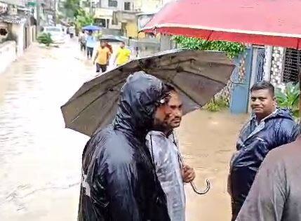 संपूर्ण विदर्भात आज मुसळधार पावसाचा इशारा हवामान विभागानं दिला आहे.