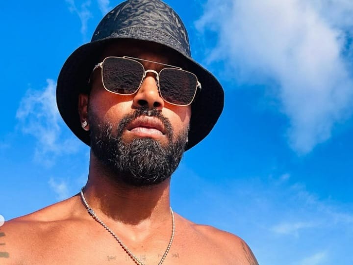 भारतीय क्रिकेट टीम के खिलाड़ी हार्दिक पांड्या ने हाल ही में सोशल मीडिया पर कुछ तस्वीरें शेयर की हैं. इसमें वे समुद्र के किनारे वॉलीबॉल खेलते नजर आ रहे हैं. पांड्या को इन तस्वीरों की वजह से फैंस ने ट्रोल कर दिया है. इंस्टाग्राम के कुछ यूजर्स ने पांड्या की फोटो पर टीम इंडिया के परफॉर्मेंस को लेकर कमेंट किया है.